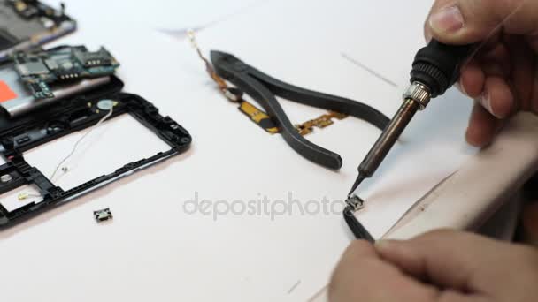 Reparatie meester solderen details voor mobiele telefoon. — Stockvideo