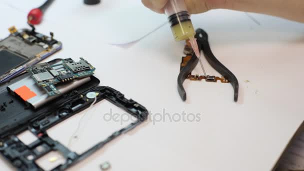 Master microchip di saldatura per cellulare e siringa con colofonia . — Video Stock