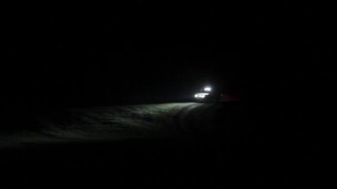 Seferi Suv içinde karanlık farlar ile tepe üzerinde sürme.