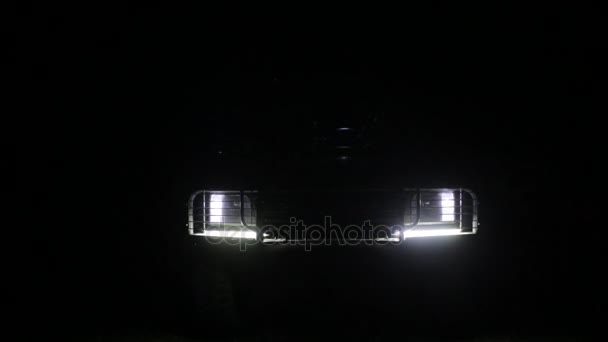 Interruptor de SUV expedicionário no farol brilhante e iluminação adicional . — Vídeo de Stock