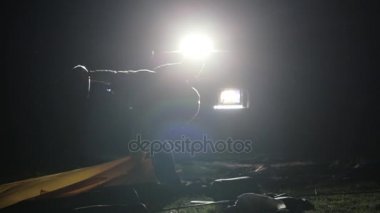 İki yetişkinin gece atış mans ve Suv Light çadırda dikme çocuk.
