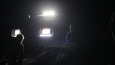 İki yetişkinin gece atış mans ve Suv Light çadırda dikme çocuk.
