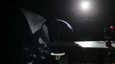 Adamın gece atış dikme çadırın bitirmek.