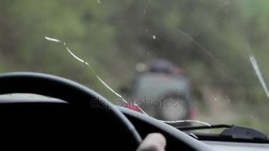 Önde gidiyor bulutlu gün Suv olarak araba iç çekim.