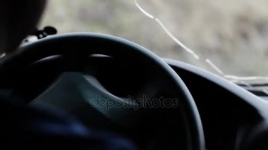 Önde gidiyor bulutlu gün Suv olarak araba iç çekim.