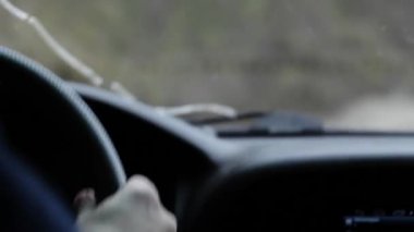 Önde gidiyor bulutlu gün Suv olarak araba iç çekim.