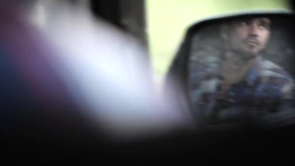 Reflektion i sidospegel man sitter inne i bilen och fotografering — Stockvideo