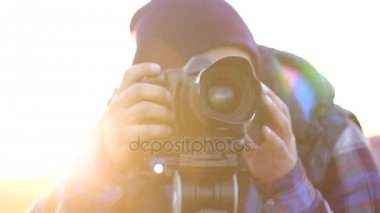 Kamera ve tepenin üst kısmında tripod ile çekim fotoğrafçı.