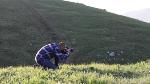 Reiziger nemen foto via professionele digitale camera bij berglandschap. — Stockvideo