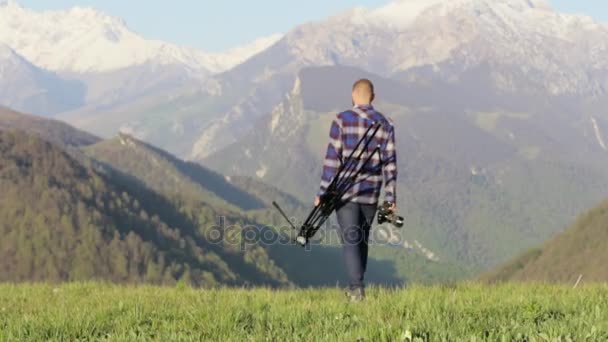 Vahşi doğa fotoğrafçısı tripod, dağ manzarası ile yürüme — Stok video