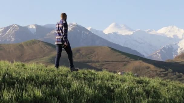 Vida silvestre fotógrafo de naturaleza caminando con cámara fotográfica en el paisaje de montaña — Vídeos de Stock