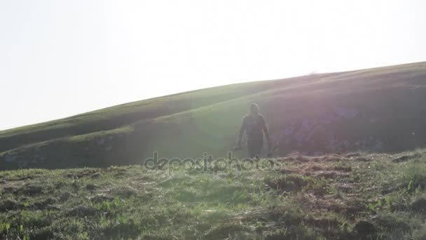 Vahşi doğa fotoğrafçısı tripod, dağ manzarası ile yürüme — Stok video