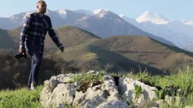 Gezgin dağ peyzaj taşları üzerinde adım dağcılık Boots
