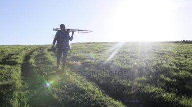 Hill adlı dağ manzarası arka planda yürürken fotoğrafçı.
