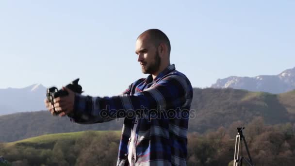 Uomo scattare foto selfie con macchina fotografica professionale al paesaggio di montagna . — Video Stock