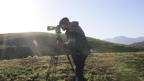 Fotografen sköt bergslandskapet i bakgrunden. — Stockvideo