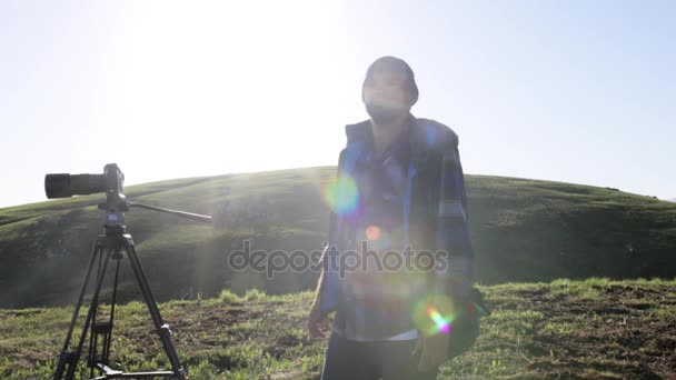 De fotograaf op de achtergrond het berglandschap opgenomen. — Stockvideo