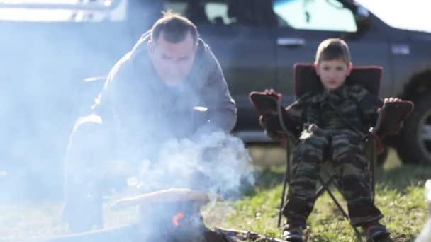 Family of father and son toasting bread on camp fire — Stock Video