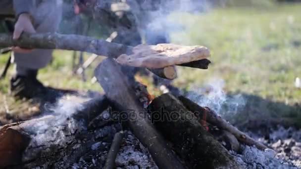 Famille de père et fils pain grillé sur le feu de camp — Video