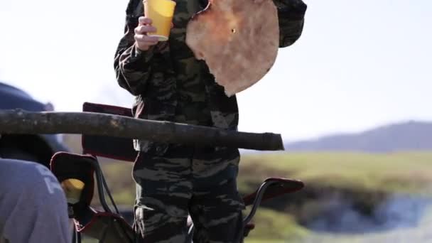 Família de pai e filho brindando pão no fogo do acampamento — Vídeo de Stock