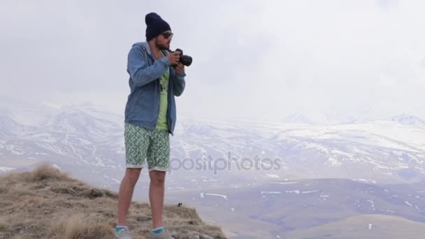 Los hombres toman fotos del paisaje mouintains . — Vídeo de stock