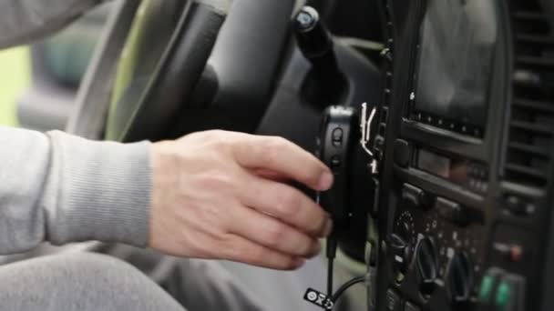 Homem tomando microfão mão e falando no rádio em seu carro . — Vídeo de Stock