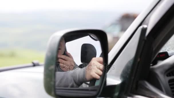 Man met microfoon en praten over radio in zijn auto. — Stockvideo