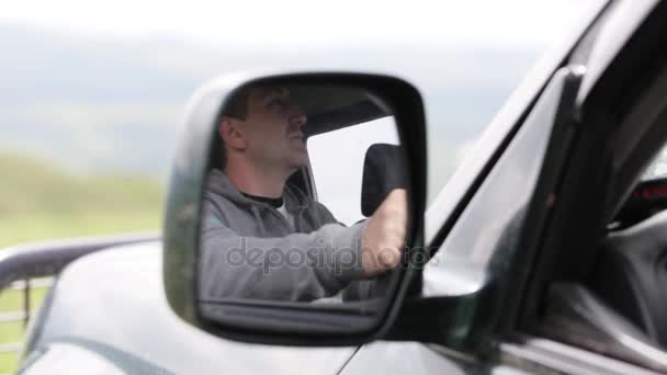 Man holding hand microphon and talking on radio in his car. — Stock Video