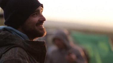 Seferi günbatımında kamp içinde iki erkek ile Portreit.