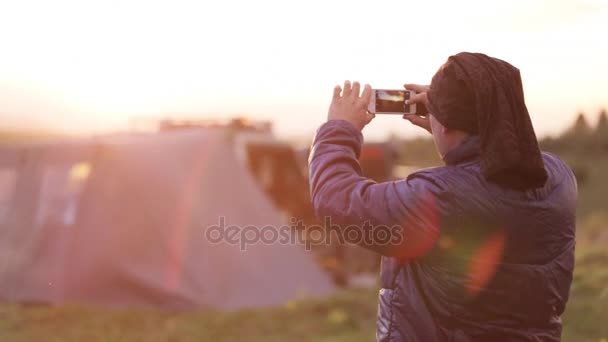Hombre, viajero, tomando fotos de la salida del sol en el teléfono inteligente . — Vídeos de Stock