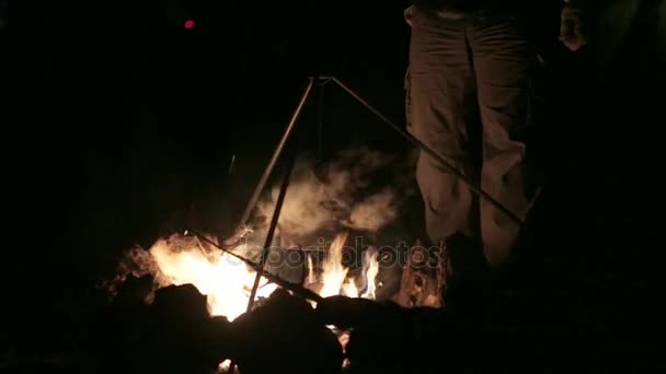 Nacht vreugdevuur. Diner wordt gekookt in potten boven open vuur — Stockvideo