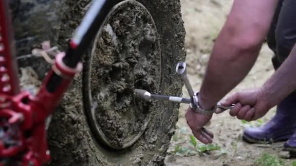 Due viaggiatori che sostituiscono ruota di SUV expeditionaty a strada sporca di foresta . — Video Stock