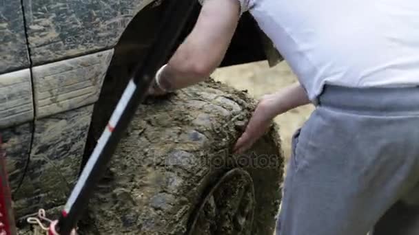 Dwóch podróżników wymiana koła expeditionaty Suv o brudne drogi leśne. — Wideo stockowe