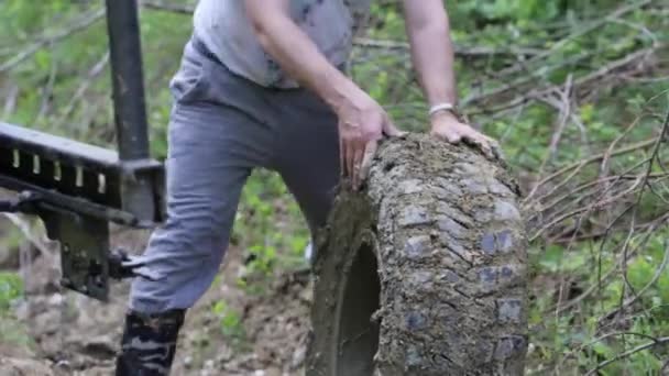二人の旅人が汚い林道で expeditionaty Suv のホイールの取り付け. — ストック動画