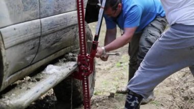 Expeditionaty Suv orman kirli yol, tekerlek yerine iki gezginler.