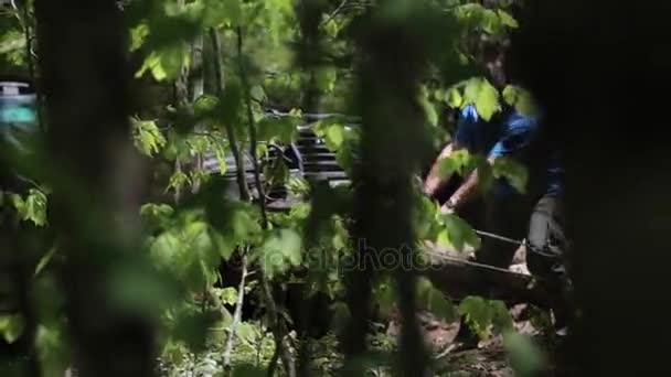 Ekspedycyjnych Suv dostał przebijał w lesie i stara się pozbyć za pomocą wciągarki. — Wideo stockowe