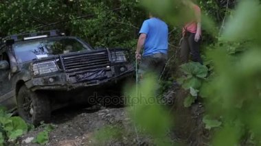 Seferi Suv overcom tehlikeli karmaşık arazi orman vinç ile çalışıyor.