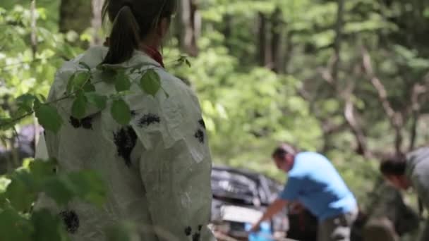 SUV se quedó atascado en el bosque y la gente usando cabrestante para superar terrenos complejos . — Vídeo de stock