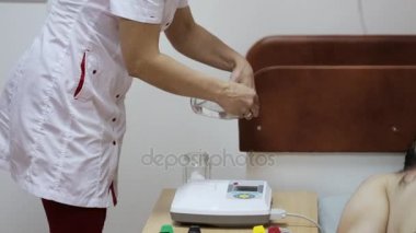 Kardiyolog doktor hasta kardiyogram kaldırılması için hazırlanıyor