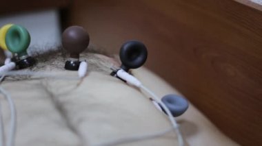 Bir EKG elecrocardiogram emme EKG Elektrotları ile olan adam.