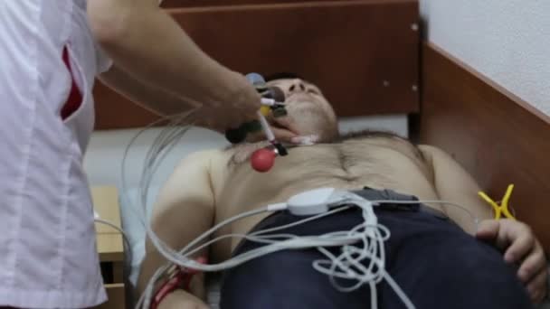 Ιατρός Καρδιολόγος προετοιμασία ασθενούς για την απομάκρυνση των καρδιογράφημα — Αρχείο Βίντεο
