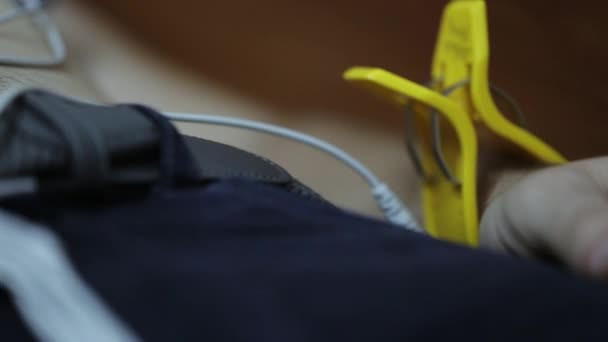 Homme ayant un élecrocardiogramme ECG avec électrodes ECG d'aspiration .