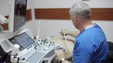 Doktor radyolog olan ultrason erkek hastanın karın incelenmesi.
