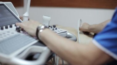 Doktor ultrason ile erkek hastanın karın tarama.