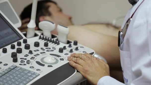 キーボード超音波デバイスを閉じる、医師の手を押すボタン — ストック動画