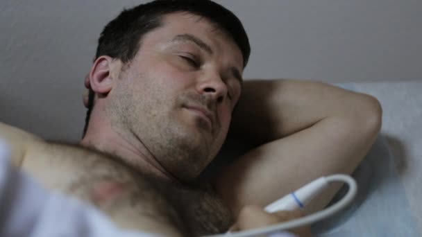 Närbild av läkare hand göra medicinskt ultraljud manlig patient. — Stockvideo