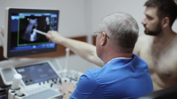 医生在超声波设备的屏幕上显示的超声结果诊断 — 图库视频影像