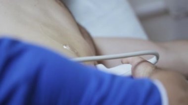 Tıbbi ultrason erkek hasta yapıyor doktor el Close-Up.