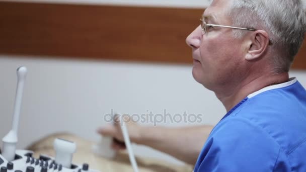 Doctor radiologist examining abdomen of male patient with ultrasound. — Stock Video