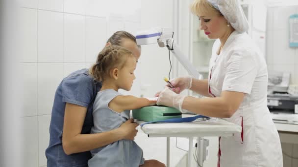 Niña con madre en el hospital. Enfermera tomando sangre venosa de las niñas para la prueba — Vídeos de Stock